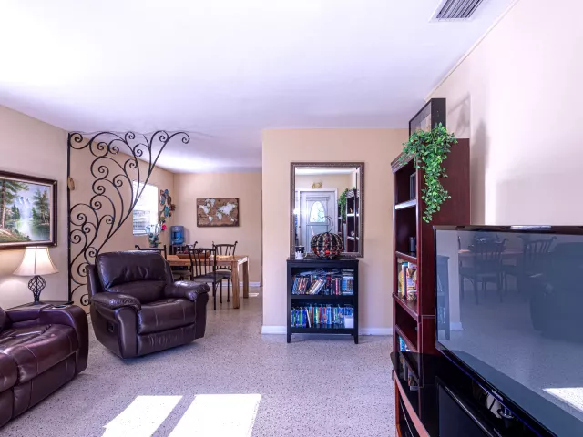 4-bedroom home for sale in West Palm Beach - 429 Summa Street - MondialRealty