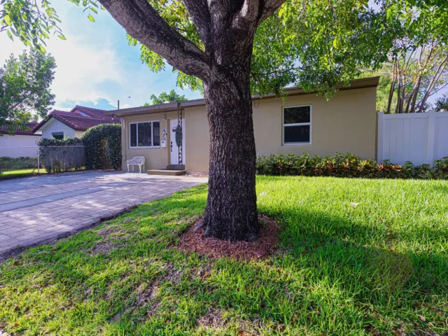 4-bedroom home for sale in West Palm Beach - 429 Summa Street - MondialRealty