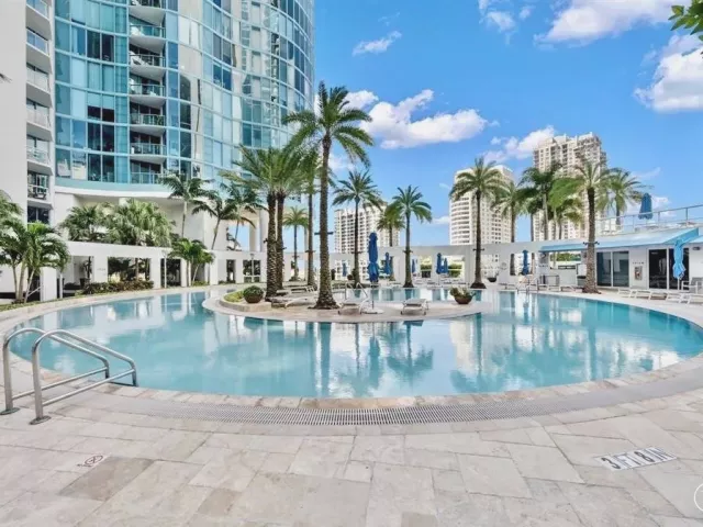 1-bedroom condo for rent in Fort Lauderdale - 333 Las Olas Way 404 - MondialRealty
