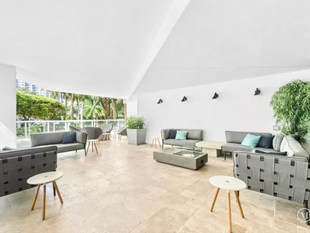 1-bedroom condo for rent in Fort Lauderdale - 333 Las Olas Way 404 - MondialRealty