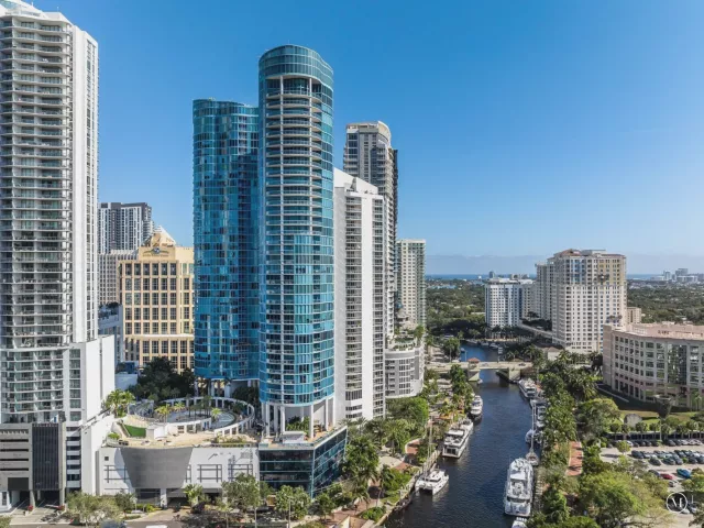 1-bedroom condo for rent in Fort Lauderdale - 333 Las Olas Way 404 - MondialRealty