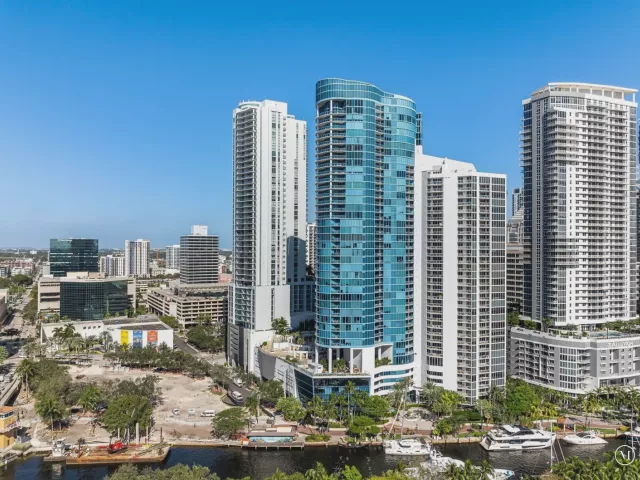 1-bedroom condo for rent in Fort Lauderdale - 333 Las Olas Way 404 - MondialRealty