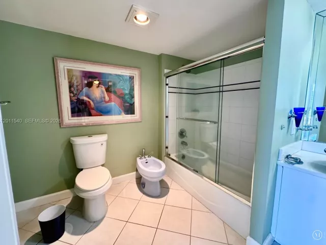 2-bedroom condo for sale in Sunny Isles Beach - 290 174th St 1112 - MondialRealty