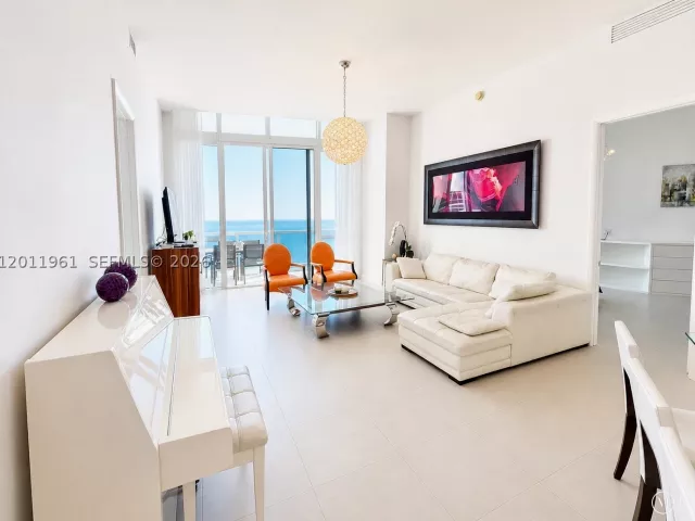 3-bedroom condo for rent in Sunny Isles Beach - 15901 Collins Ave 4303 - MondialRealty