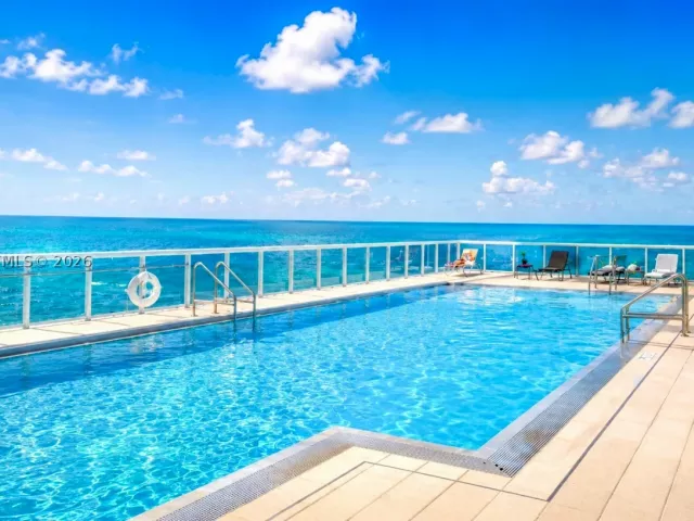 3-bedroom condo for rent in Sunny Isles Beach - 15901 Collins Ave 4303 - MondialRealty