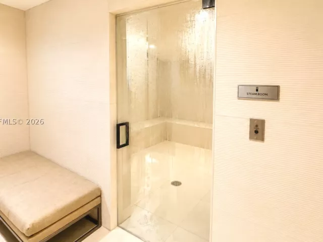 3-bedroom condo for rent in Sunny Isles Beach - 15901 Collins Ave 4303 - MondialRealty