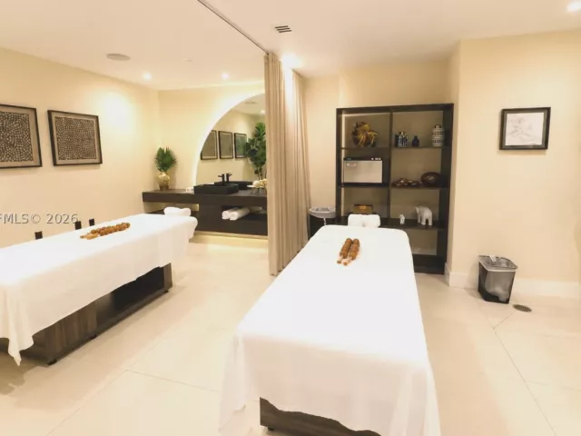 3-bedroom condo for rent in Sunny Isles Beach - 15901 Collins Ave 4303 - MondialRealty