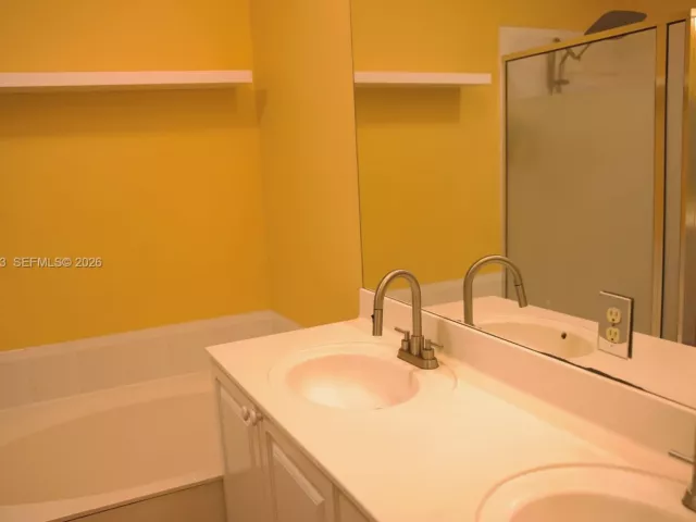 4-bedroom home for rent in Doral - 5570 NW 113th Ct - MondialRealty