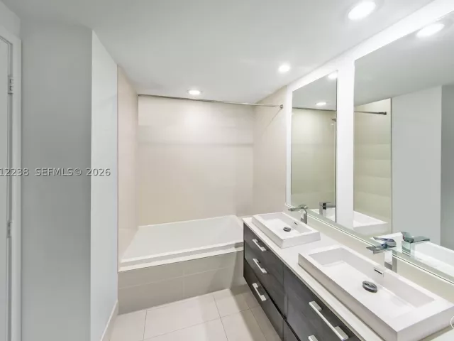 1-bedroom condo for sale in Miami - 45 SW 9th St 1604 - MondialRealty