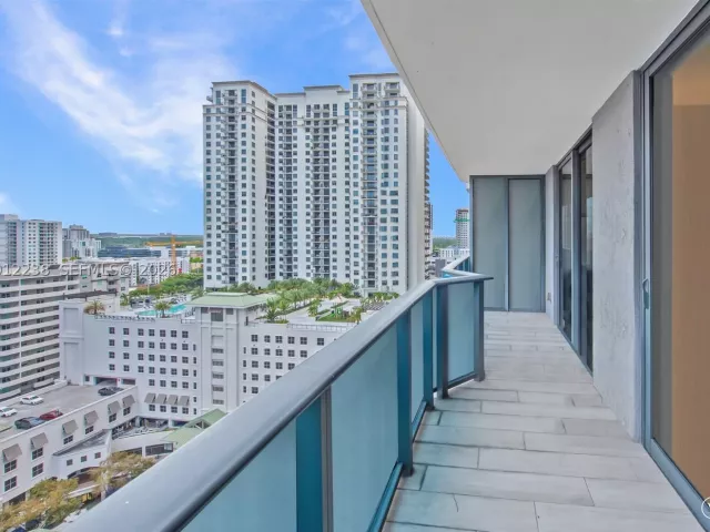1-bedroom condo for sale in Miami - 45 SW 9th St 1604 - MondialRealty