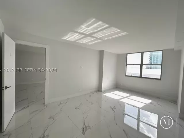 3-bedroom condo for rent in Miami Beach - 6039 Collins Ave 1033 - MondialRealty