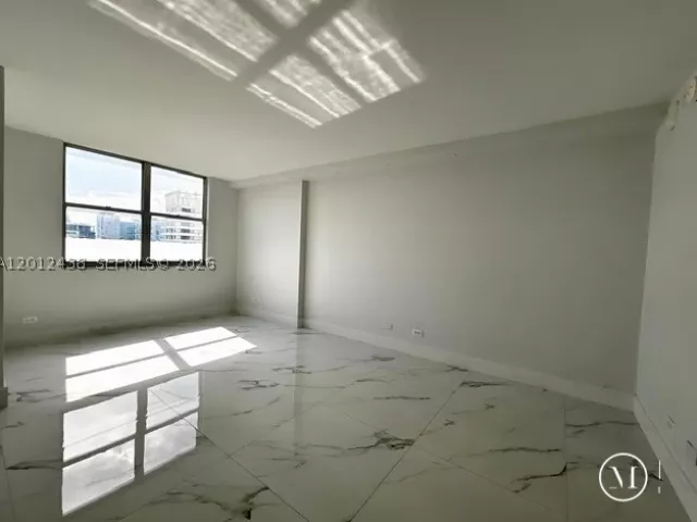 3-bedroom condo for rent in Miami Beach - 6039 Collins Ave 1033 - MondialRealty
