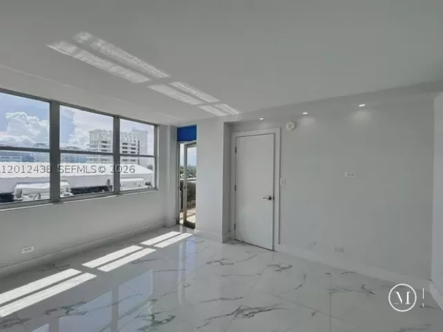 3-bedroom condo for rent in Miami Beach - 6039 Collins Ave 1033 - MondialRealty
