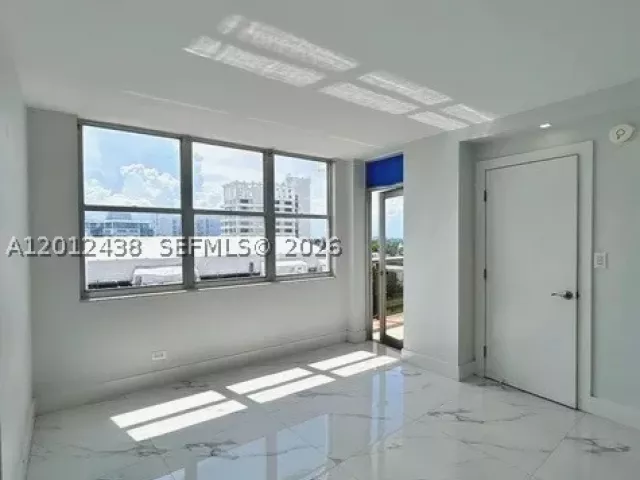 3-bedroom condo for rent in Miami Beach - 6039 Collins Ave 1033 - MondialRealty