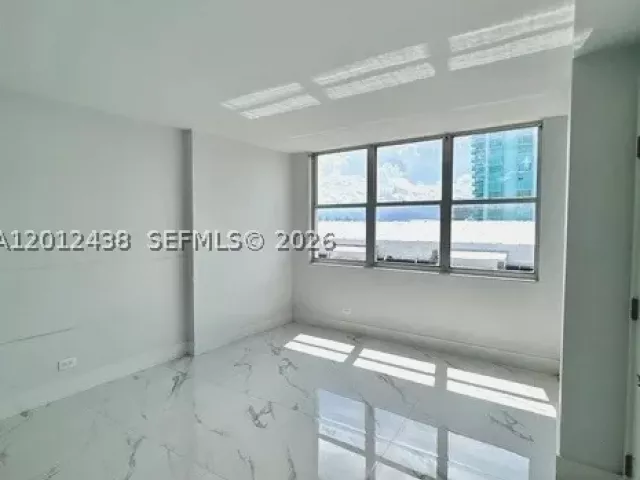 3-bedroom condo for rent in Miami Beach - 6039 Collins Ave 1033 - MondialRealty
