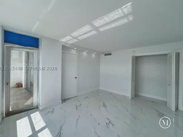 3-bedroom condo for rent in Miami Beach - 6039 Collins Ave 1033 - MondialRealty