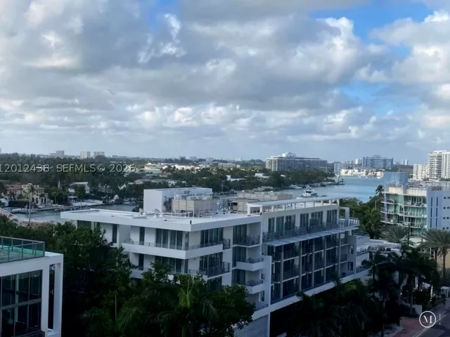 3-bedroom condo for rent in Miami Beach - 6039 Collins Ave 1033 - MondialRealty