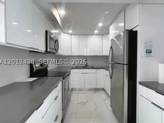 3-bedroom condo for rent in Miami Beach - 6039 Collins Ave 1033 - MondialRealty