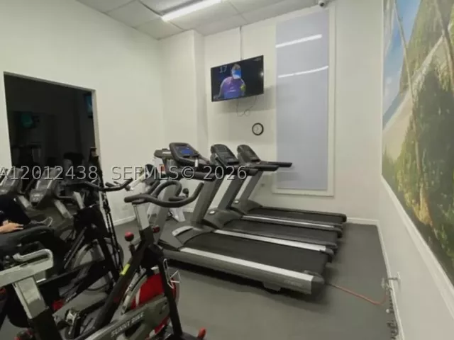 3-bedroom condo for rent in Miami Beach - 6039 Collins Ave 1033 - MondialRealty