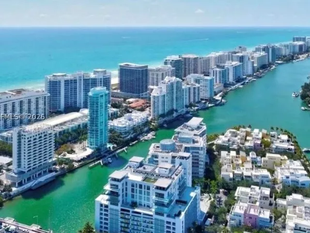 3-bedroom condo for rent in Miami Beach - 6039 Collins Ave 1033 - MondialRealty