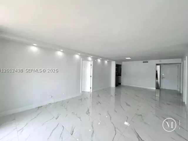 3-bedroom condo for rent in Miami Beach - 6039 Collins Ave 1033 - MondialRealty