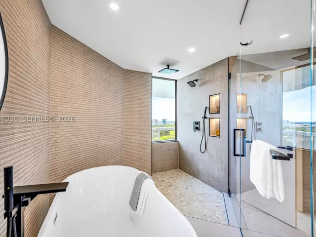 3-bedroom condo for sale in Aventura - 20185 E Country Club Dr 1904 - MondialRealty