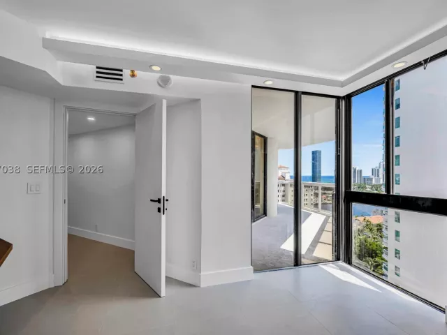 3-bedroom condo for sale in Aventura - 20185 E Country Club Dr 1904 - MondialRealty