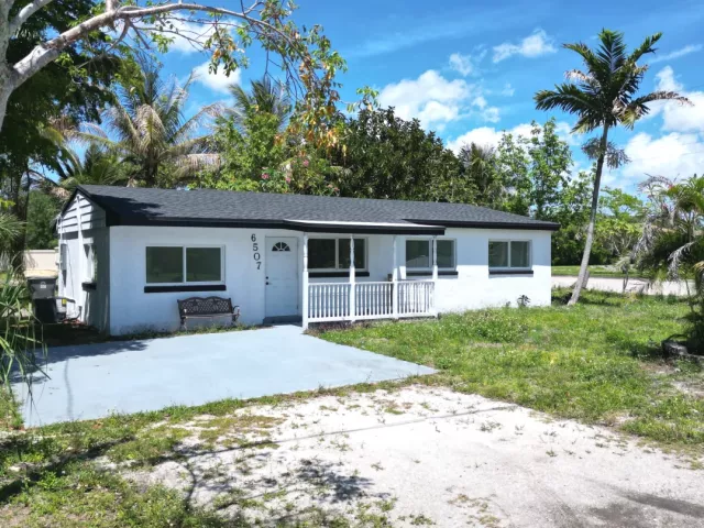 4-bedroom home for sale in West Palm Beach - 6507 Alexander Road - MondialRealty