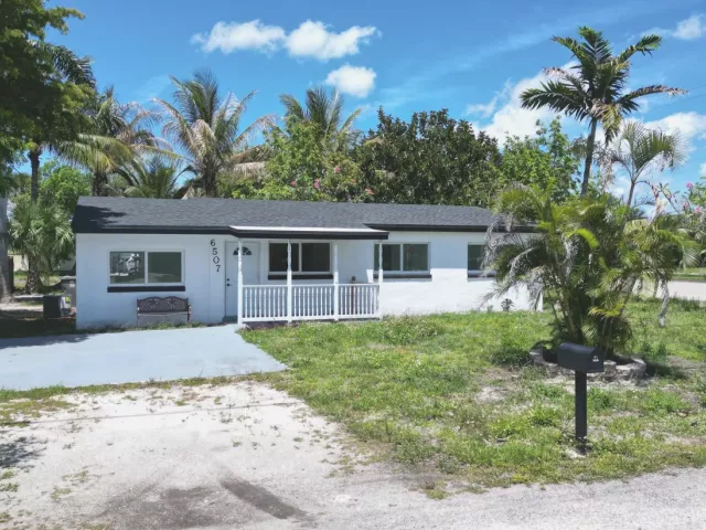 4-bedroom home for sale in West Palm Beach - 6507 Alexander Road - MondialRealty
