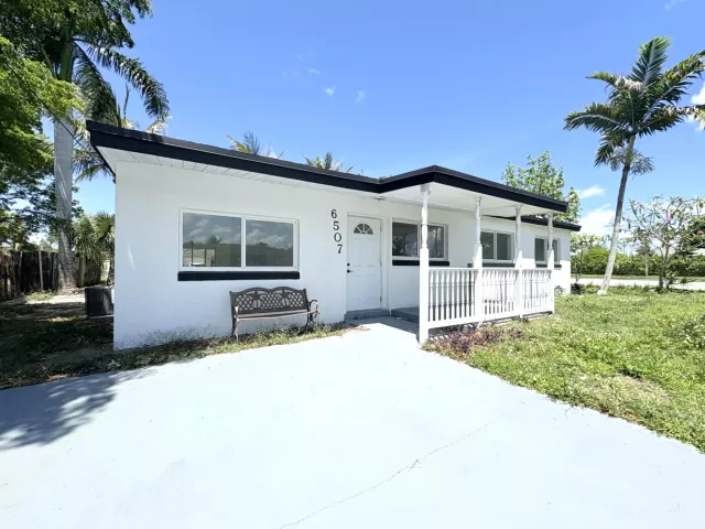 4-bedroom home for sale in West Palm Beach - 6507 Alexander Road - MondialRealty