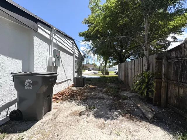 4-bedroom home for sale in West Palm Beach - 6507 Alexander Road - MondialRealty