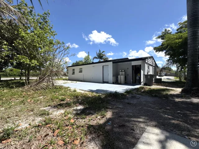 4-bedroom home for sale in West Palm Beach - 6507 Alexander Road - MondialRealty
