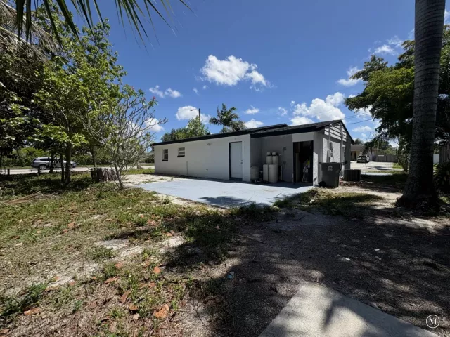 4-bedroom home for sale in West Palm Beach - 6507 Alexander Road - MondialRealty