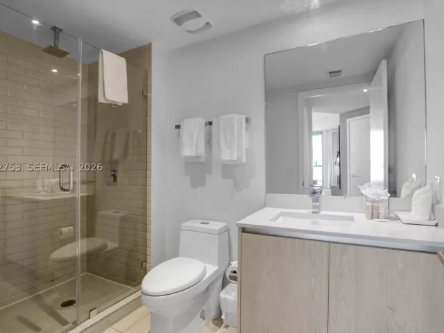 2-bedroom condo for sale in Hollywood - 4010 S Ocean Dr R1801 - MondialRealty