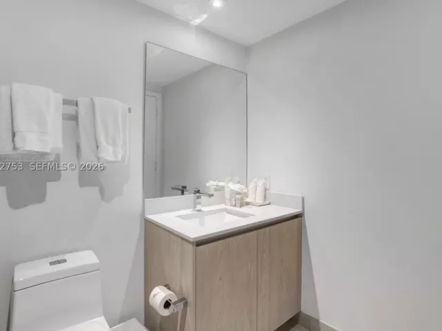 2-bedroom condo for sale in Hollywood - 4010 S Ocean Dr R1801 - MondialRealty