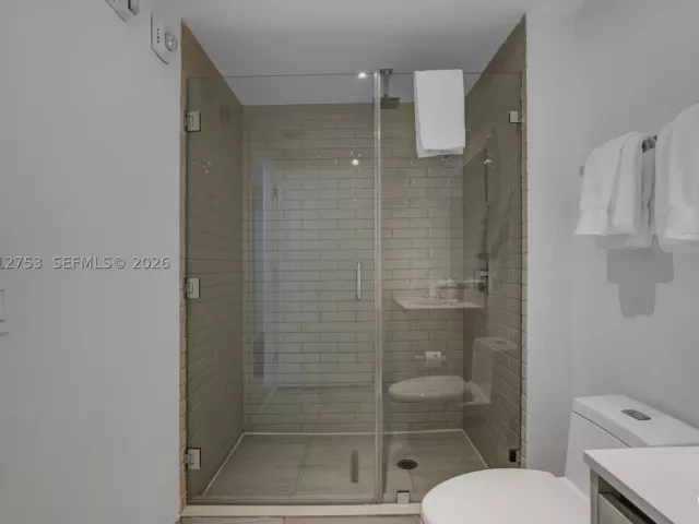 2-bedroom condo for sale in Hollywood - 4010 S Ocean Dr R1801 - MondialRealty