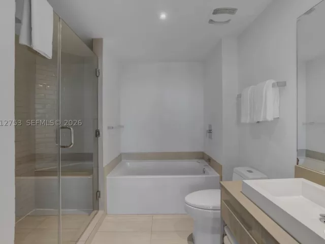 2-bedroom condo for sale in Hollywood - 4010 S Ocean Dr R1801 - MondialRealty