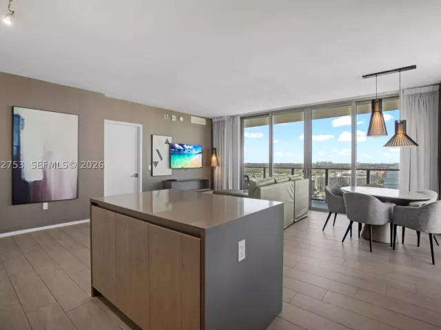 2-bedroom condo for sale in Hollywood - 4010 S Ocean Dr R1801 - MondialRealty