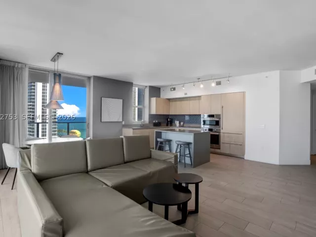2-bedroom condo for sale in Hollywood - 4010 S Ocean Dr R1801 - MondialRealty