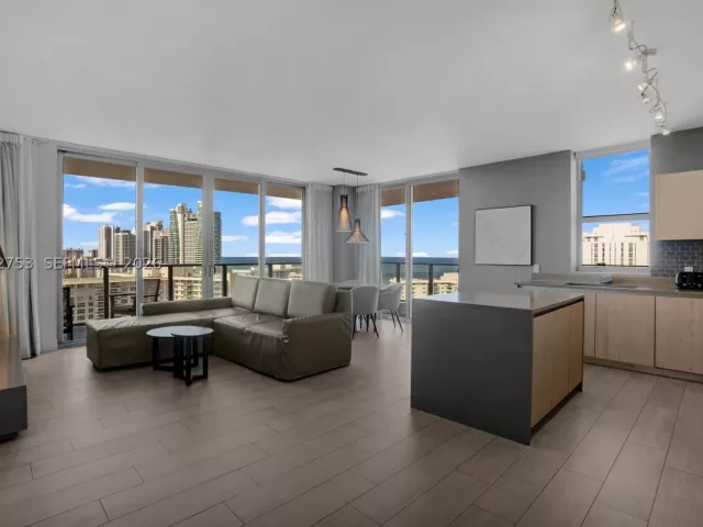 2-bedroom condo for sale in Hollywood - 4010 S Ocean Dr R1801 - MondialRealty