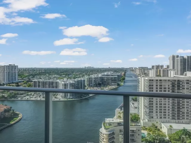 2-bedroom condo for sale in Hollywood - 4010 S Ocean Dr R1801 - MondialRealty