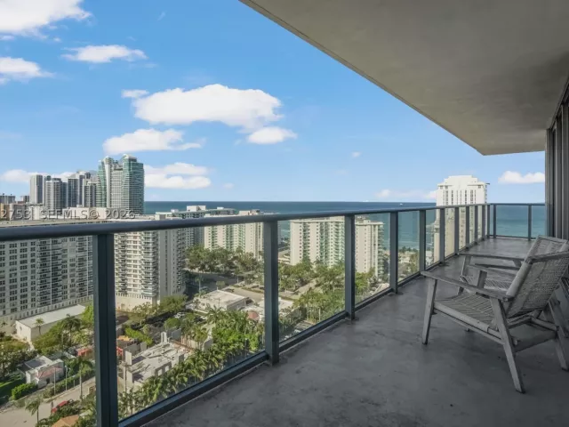 2-bedroom condo for sale in Hollywood - 4010 S Ocean Dr R1801 - MondialRealty