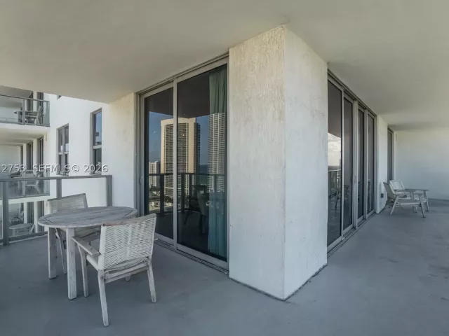 2-bedroom condo for sale in Hollywood - 4010 S Ocean Dr R1801 - MondialRealty