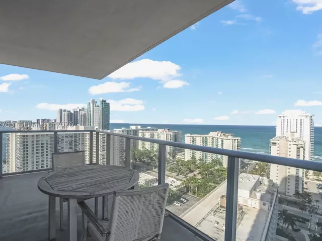 2-bedroom condo for sale in Hollywood - 4010 S Ocean Dr R1801 - MondialRealty