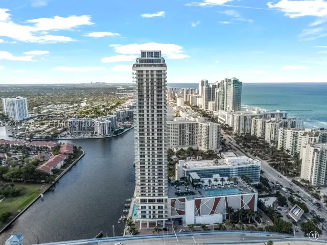 2-bedroom condo for sale in Hollywood - 4010 S Ocean Dr R1801 - MondialRealty