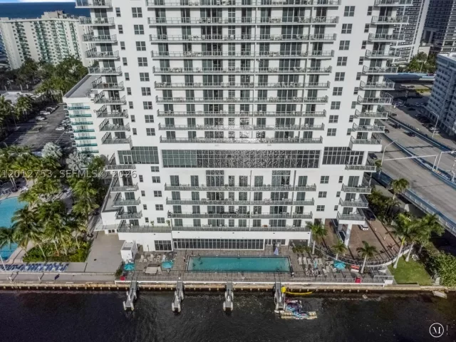 2-bedroom condo for sale in Hollywood - 4010 S Ocean Dr R1801 - MondialRealty