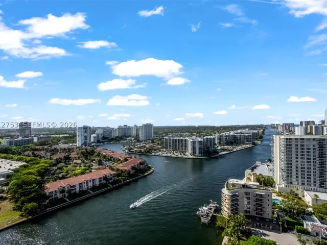 2-bedroom condo for sale in Hollywood - 4010 S Ocean Dr R1801 - MondialRealty