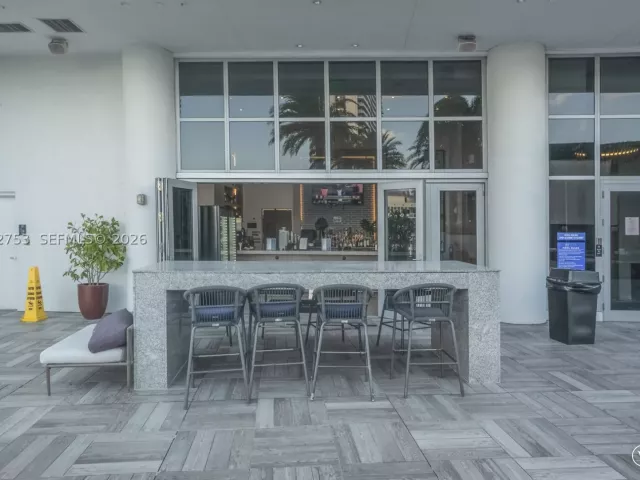 2-bedroom condo for sale in Hollywood - 4010 S Ocean Dr R1801 - MondialRealty