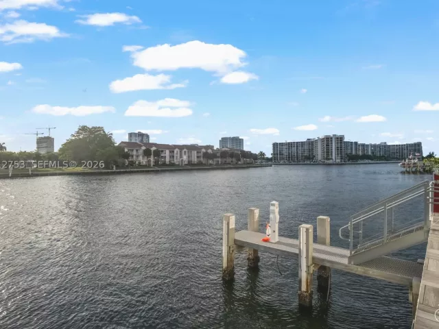 2-bedroom condo for sale in Hollywood - 4010 S Ocean Dr R1801 - MondialRealty