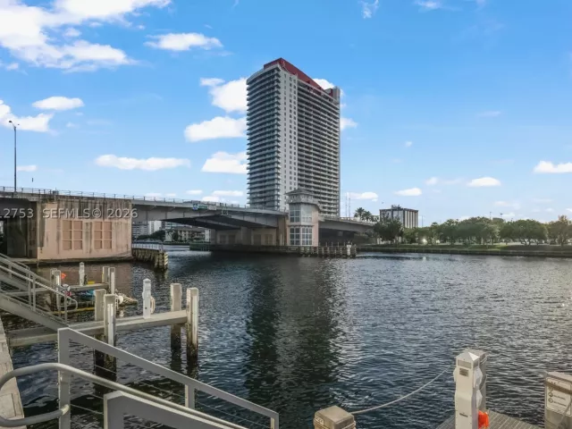 2-bedroom condo for sale in Hollywood - 4010 S Ocean Dr R1801 - MondialRealty